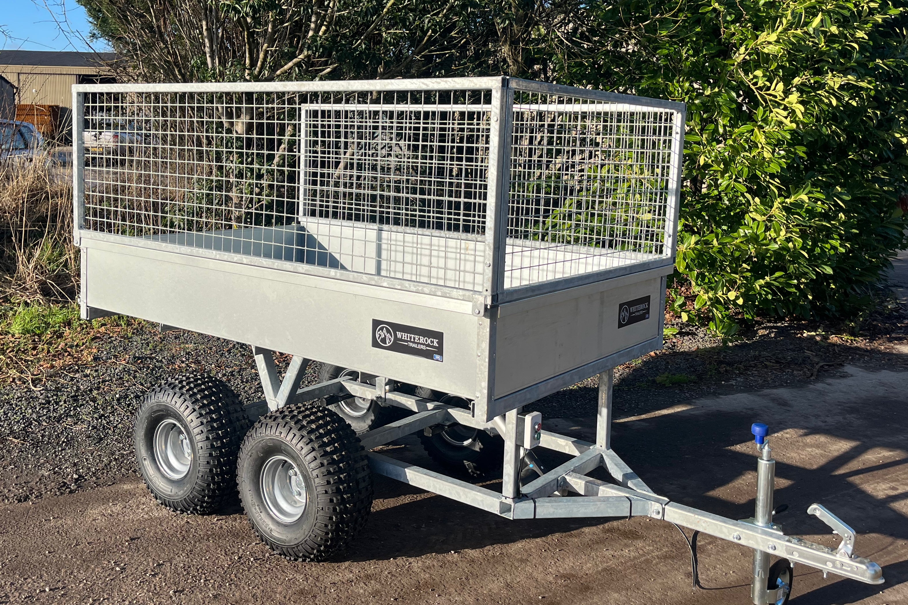 Galvanised steel trailer with mesh sides and walking axle