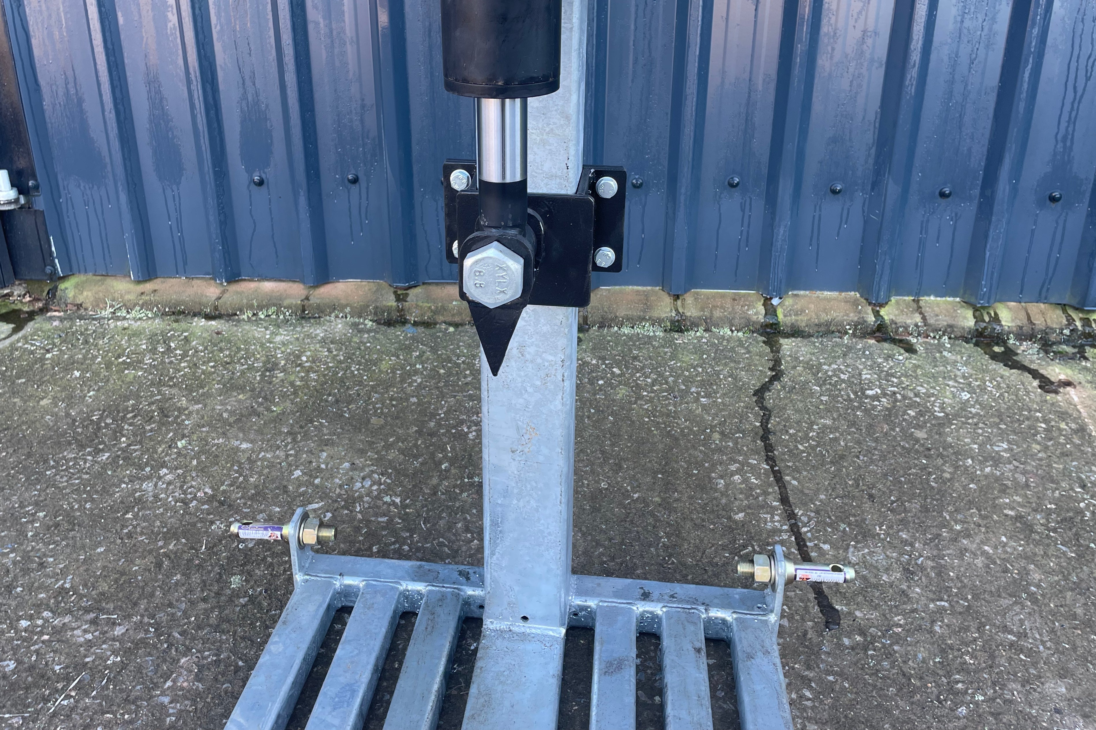 LS101 - 10 Ton Log Splitter image 11