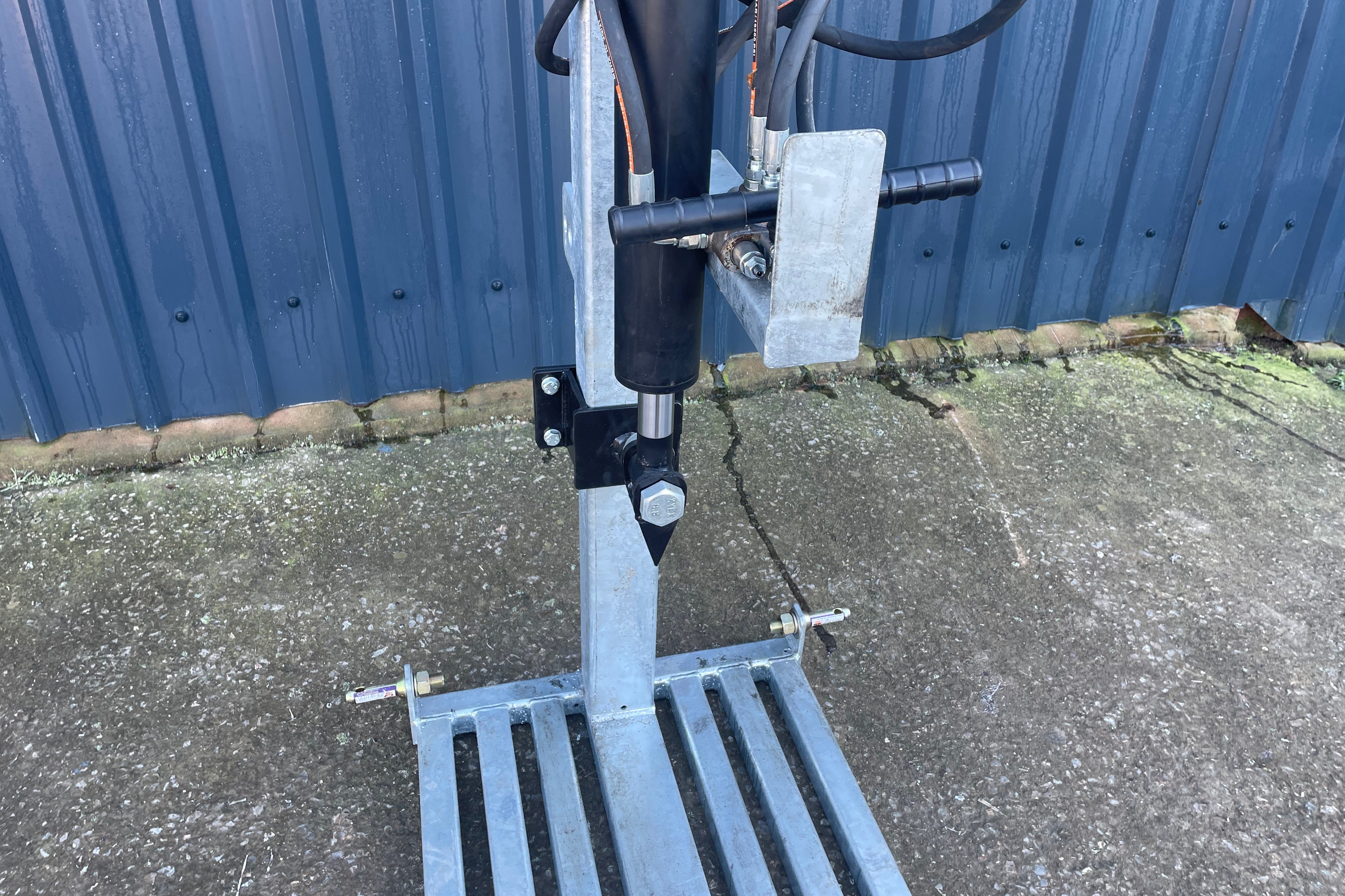 LS101 - 10 Ton Log Splitter image 14